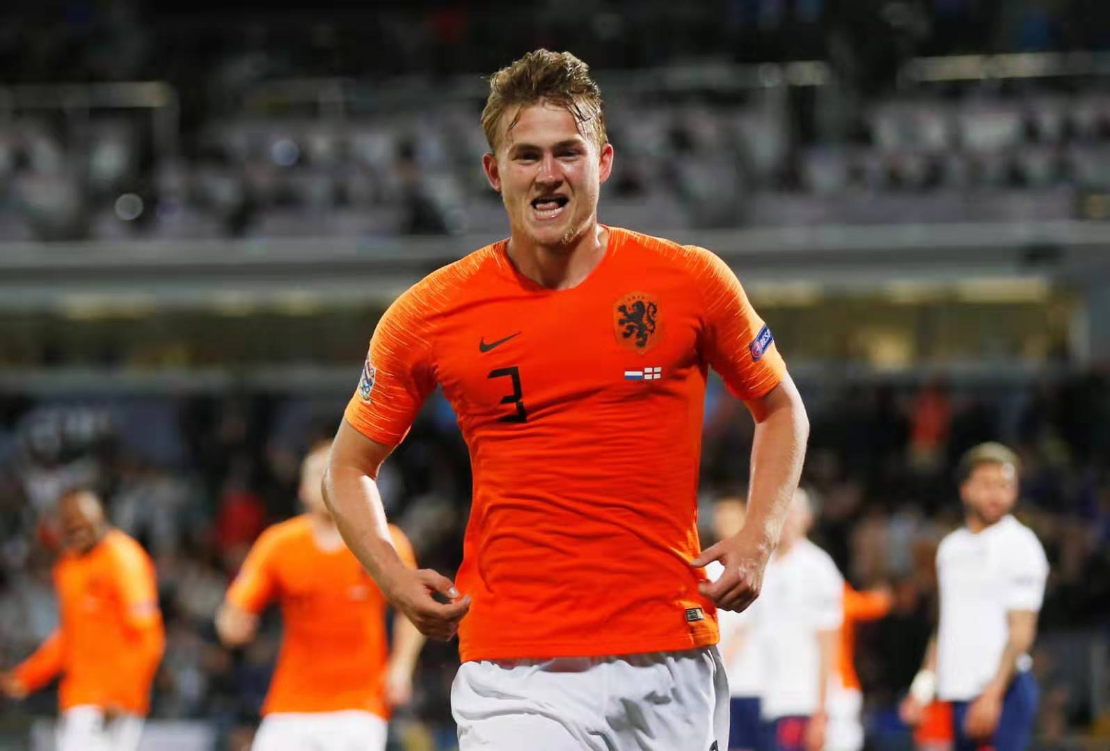 那不勒斯力克瓦伦西亚，德利赫特高光表现