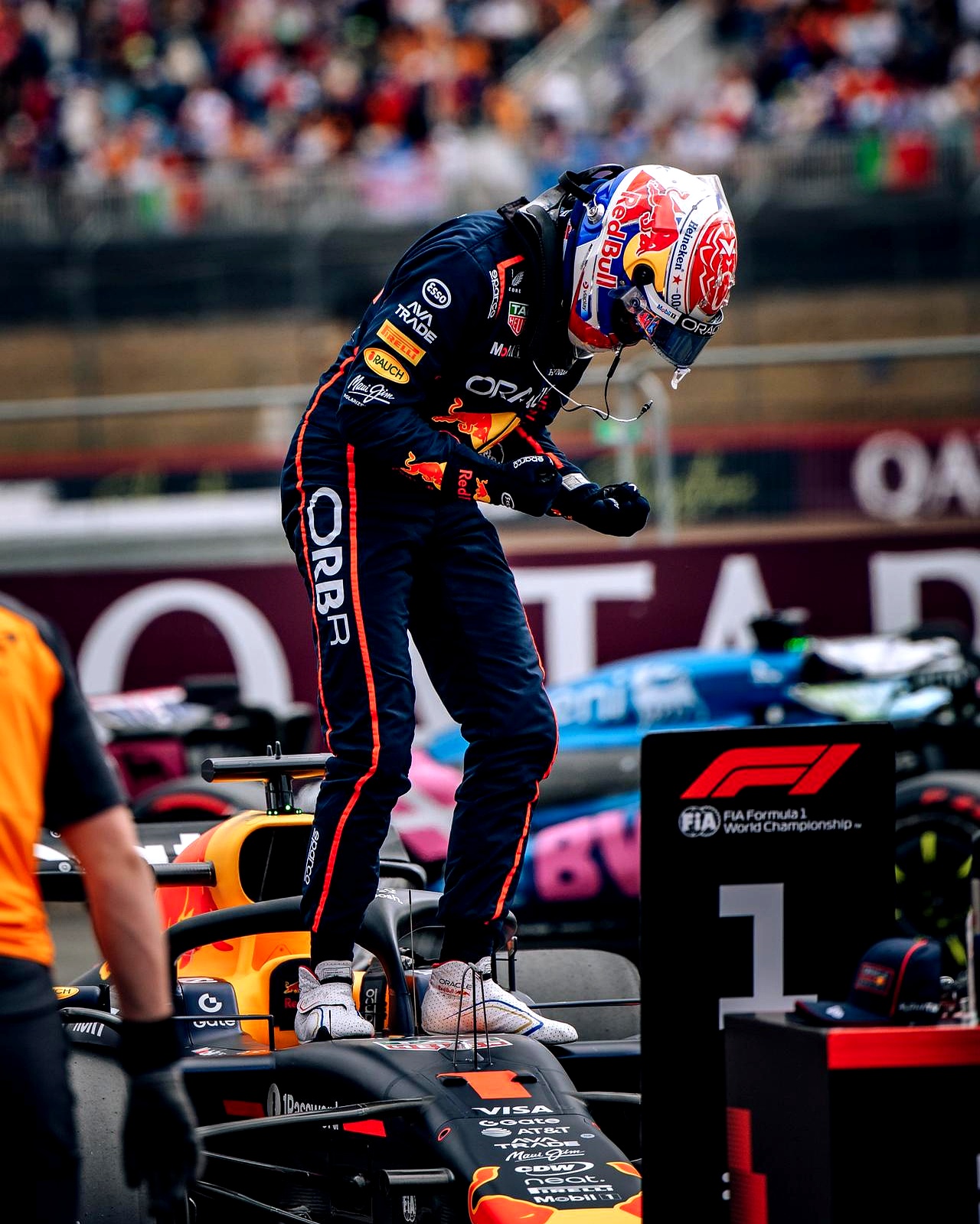 红牛二队翻盘索伯车队,维斯塔潘带队取胜 红牛二队翻盘索伯车队,维斯塔潘带队取胜