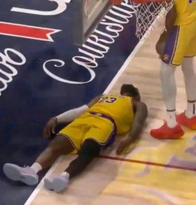 湖人球员詹姆斯伤愈复出,期待再现神勇表现 湖人球员詹姆斯伤愈复出,期待再现神勇表现